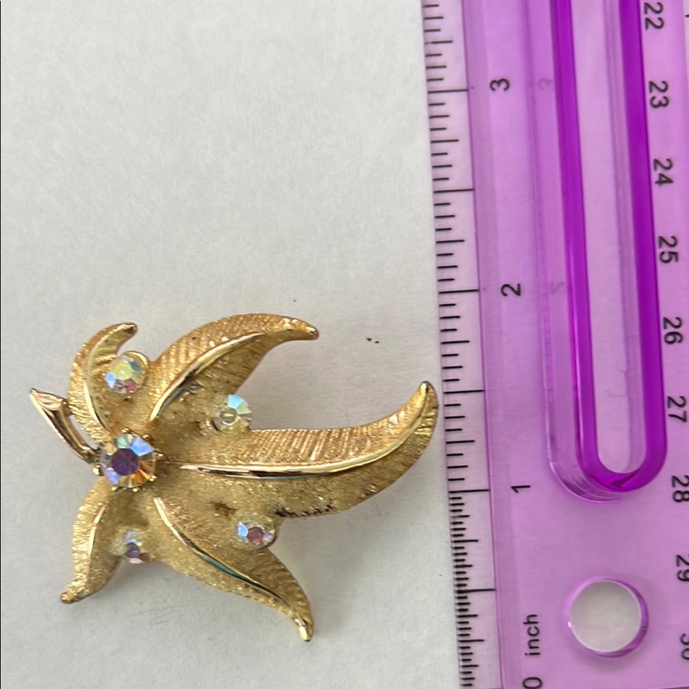 Vintage Elegant Gold Brooch